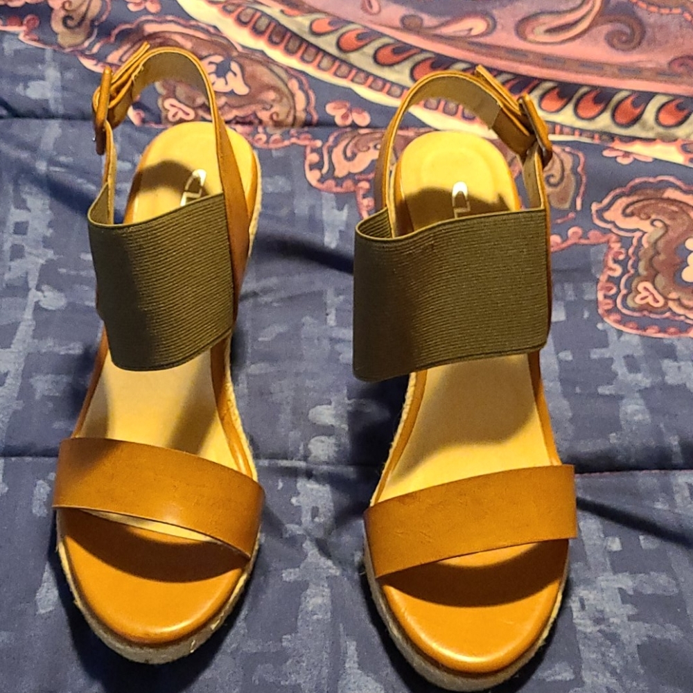 Chinese Laundry Olive Congac Wedge Espadrilles. Si